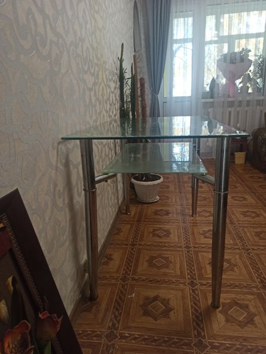Стіл скляний у гарному стані.