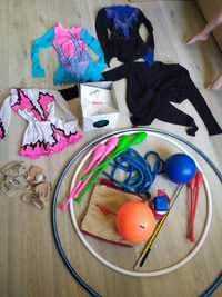 Купальник,обруч,мяч,булавы, скакалка,чешки для художественной гимнасти