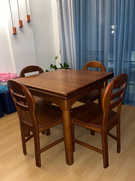 Mesa com quatro cadeiras de madeira maciça