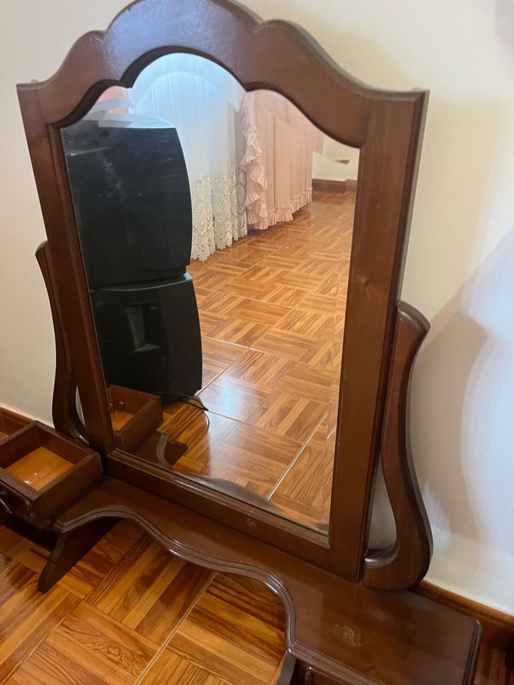 Cómoda de 4 gavetas com espelho