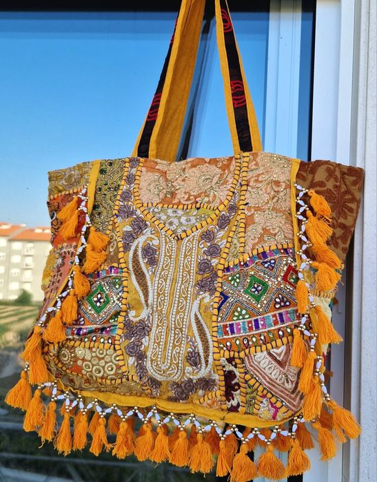 Mala tote feita à mão, cores vibrantes, bordada com borlas decorativas