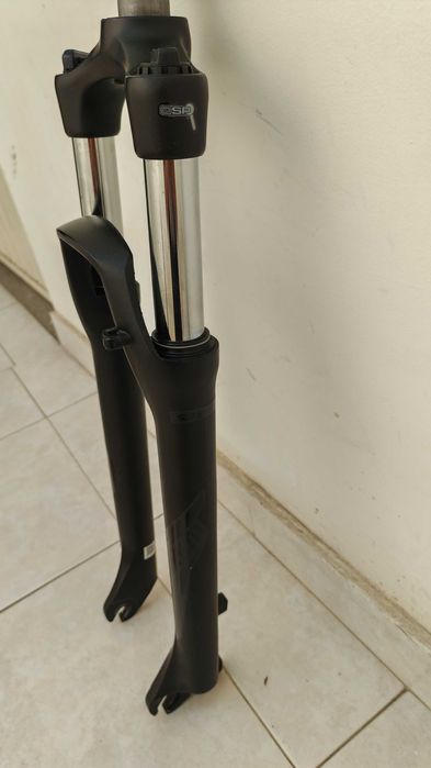 Suspensão Suntour XCM 30 para roda 29 como nova.