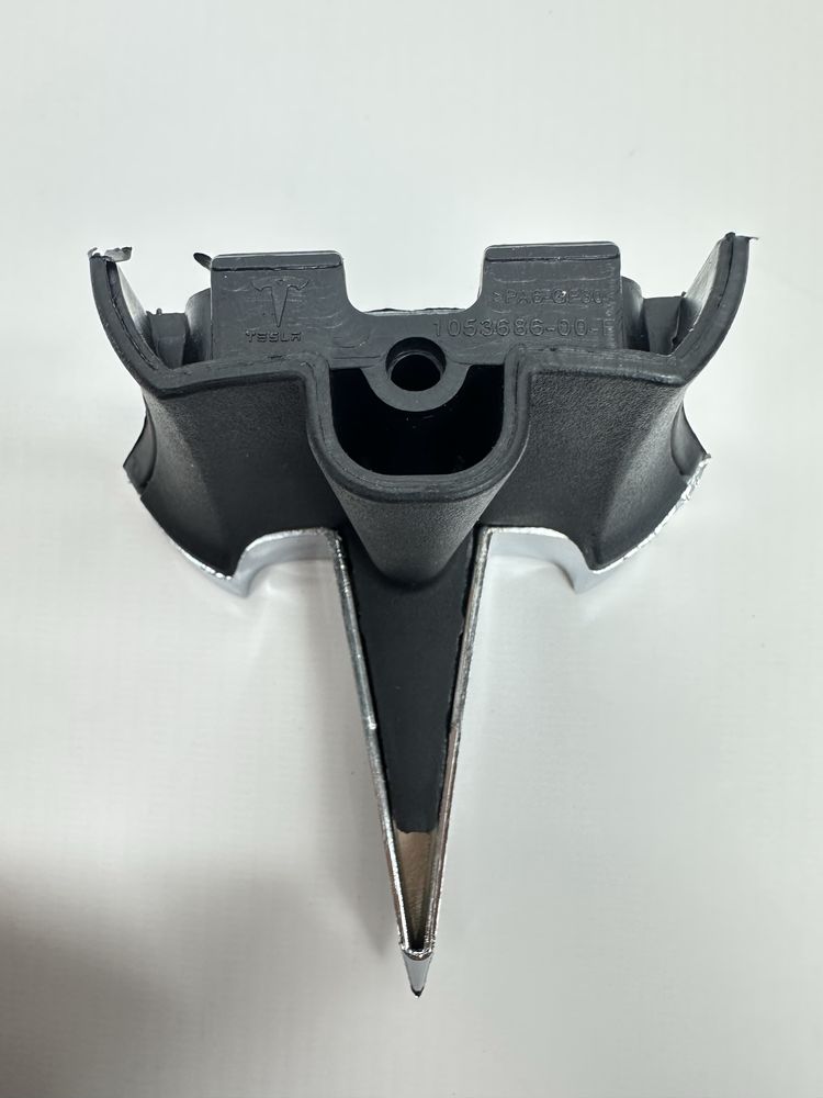 Логотип переднего бампера Tesla Model S 1053686-00-F
