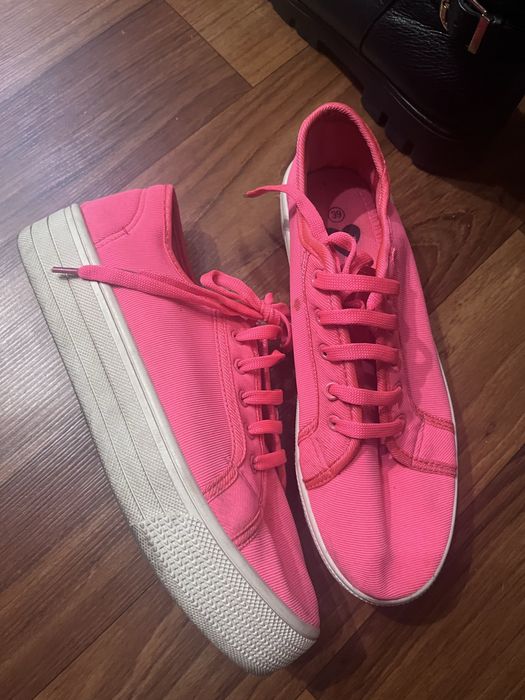 Віддам даром взуття жіноче та чоловіче