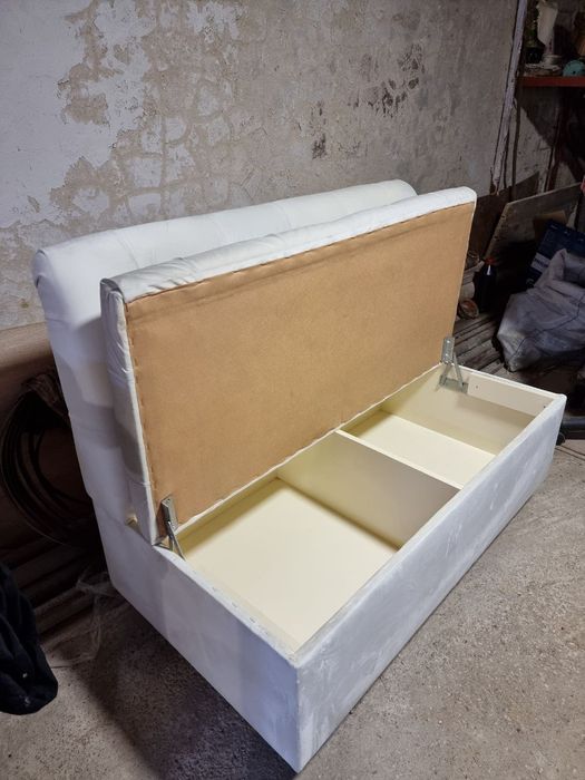 Диван с местом для хранения и два пуфа