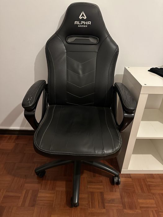 Cadeira gaming preta em bom estado