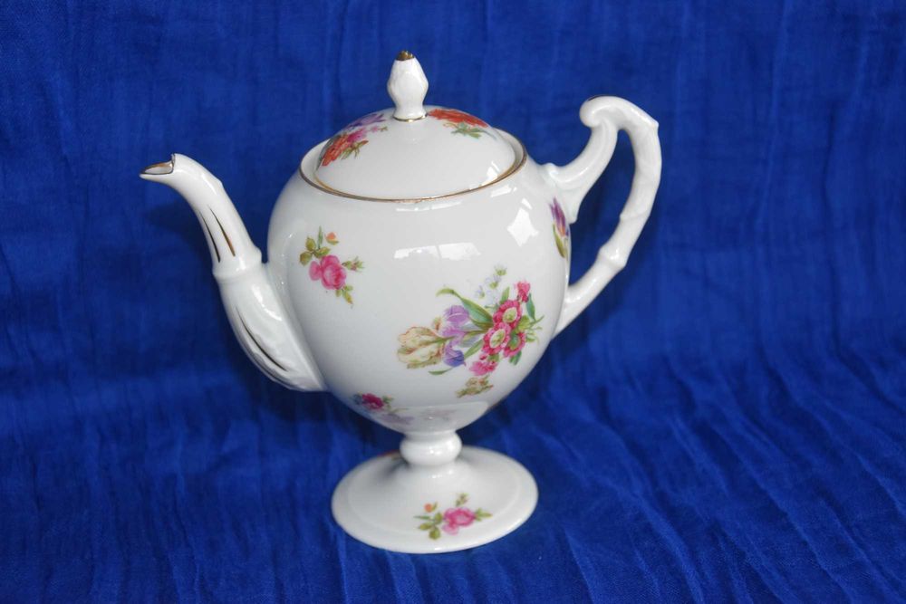 Dzbanek mokka Beyer and bock na stopie, mało spotykanypiękna porcelana