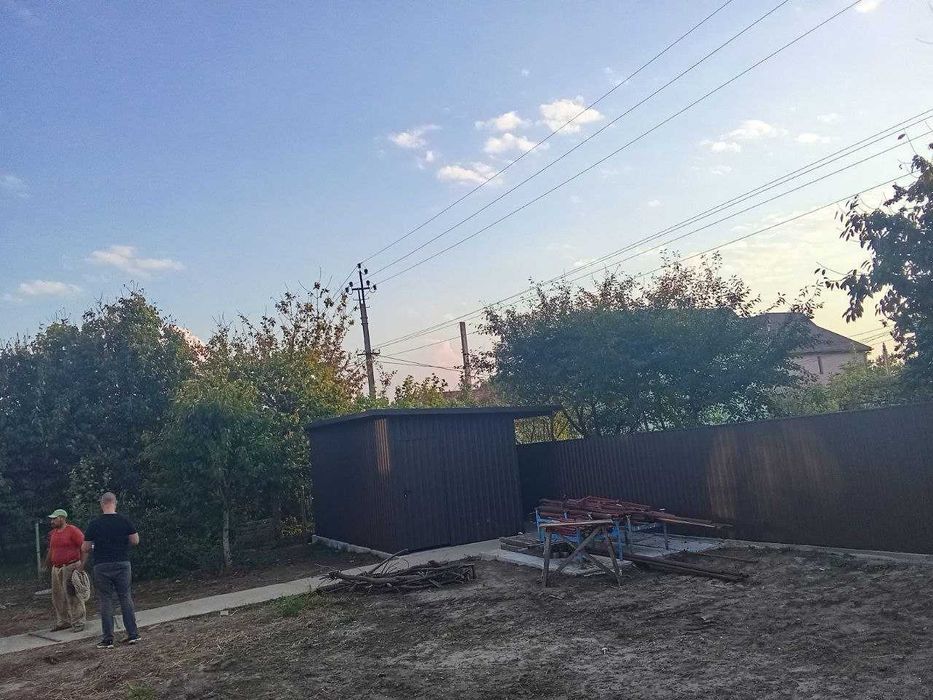 Бригада виконує будівельні роботи