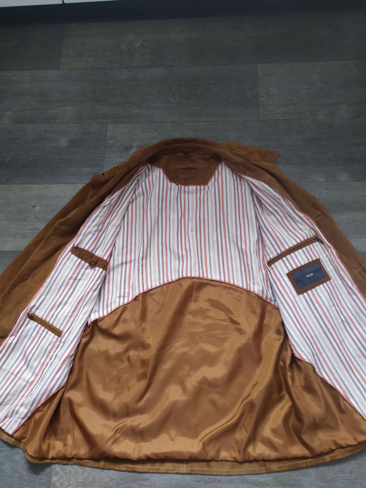 Продается мужская куртка ( матер.нубук ) пр- во Германия.