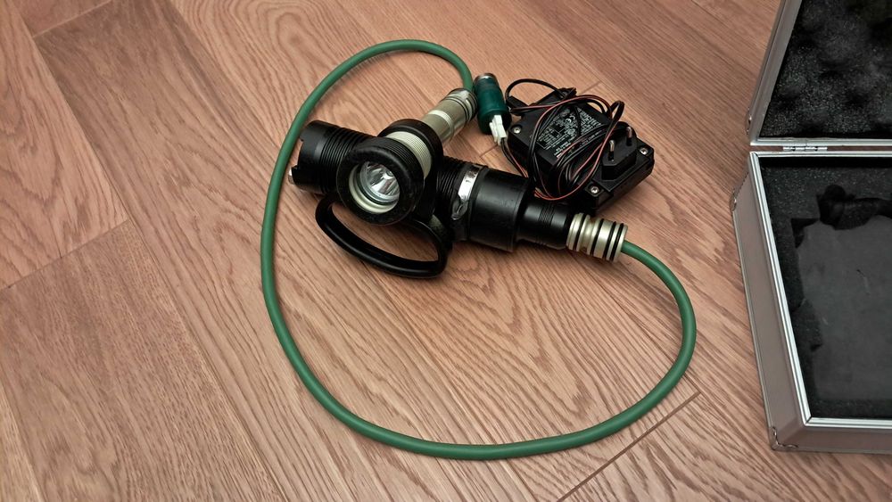 Drobiazgi do nurkowania Ko8mputer. Latarka AZON. BALAST. Kieszenie