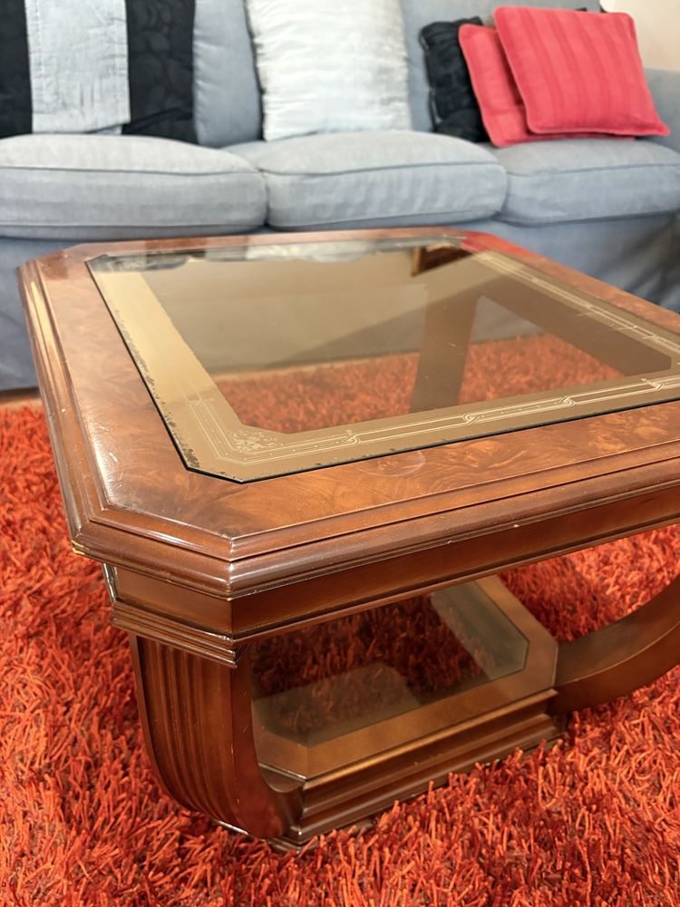 Mesa de centro em vidro e madeira