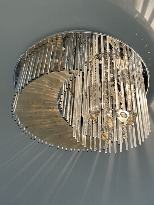 Срочно Продам красивую модную люстру