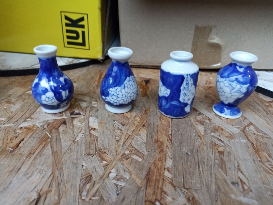 Kolekcjonerski Komplet 4 malutkich ceramicznych wazonów waz urn puchar