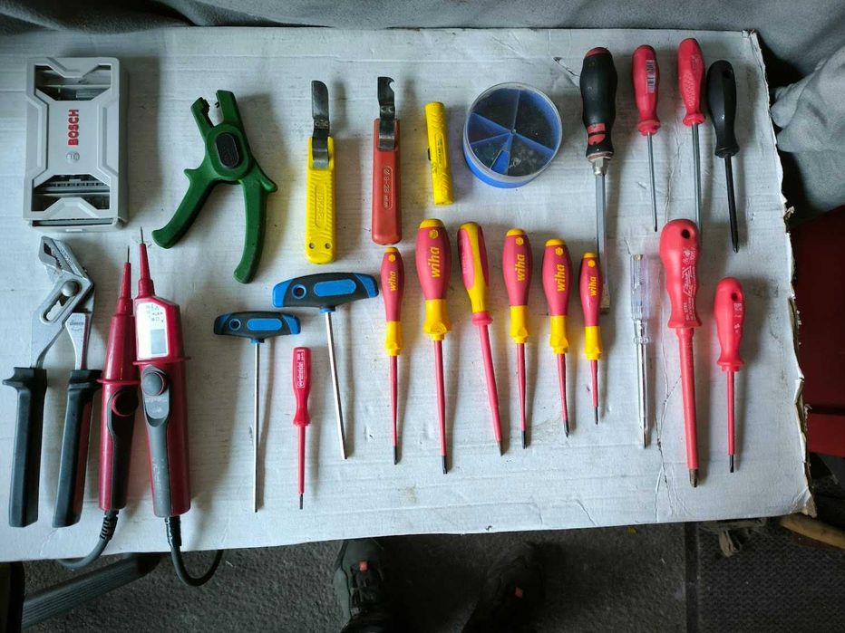 Walizka narzędziowa GT + narzędzia na kółkach z kluczem