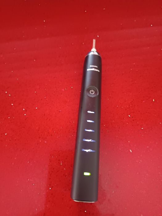 Szczoteczka Philips Diamond Clean, czarna, uszkodzona
