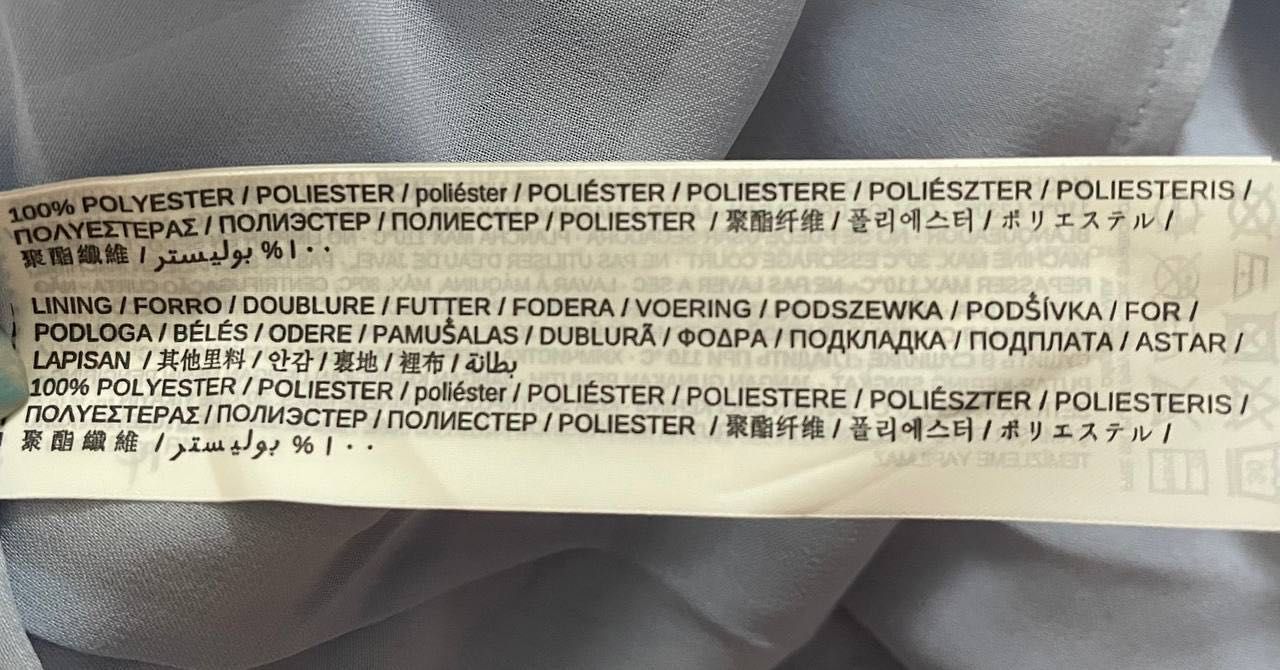 Лавандовое платье Mango с открытой спинкой.