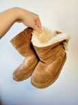 Buty Ugg dziecięce kids mini Bailey bow botki pólbuty sniegowce
