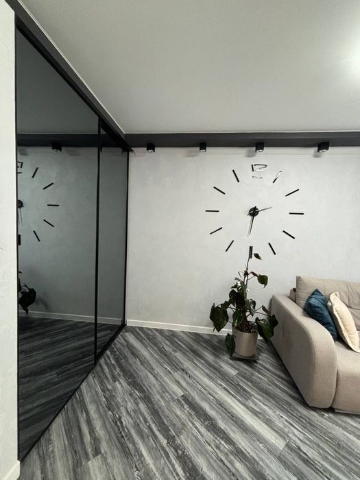 2-кімнатна з кухнею-вітальнею! Гарний ремонт!