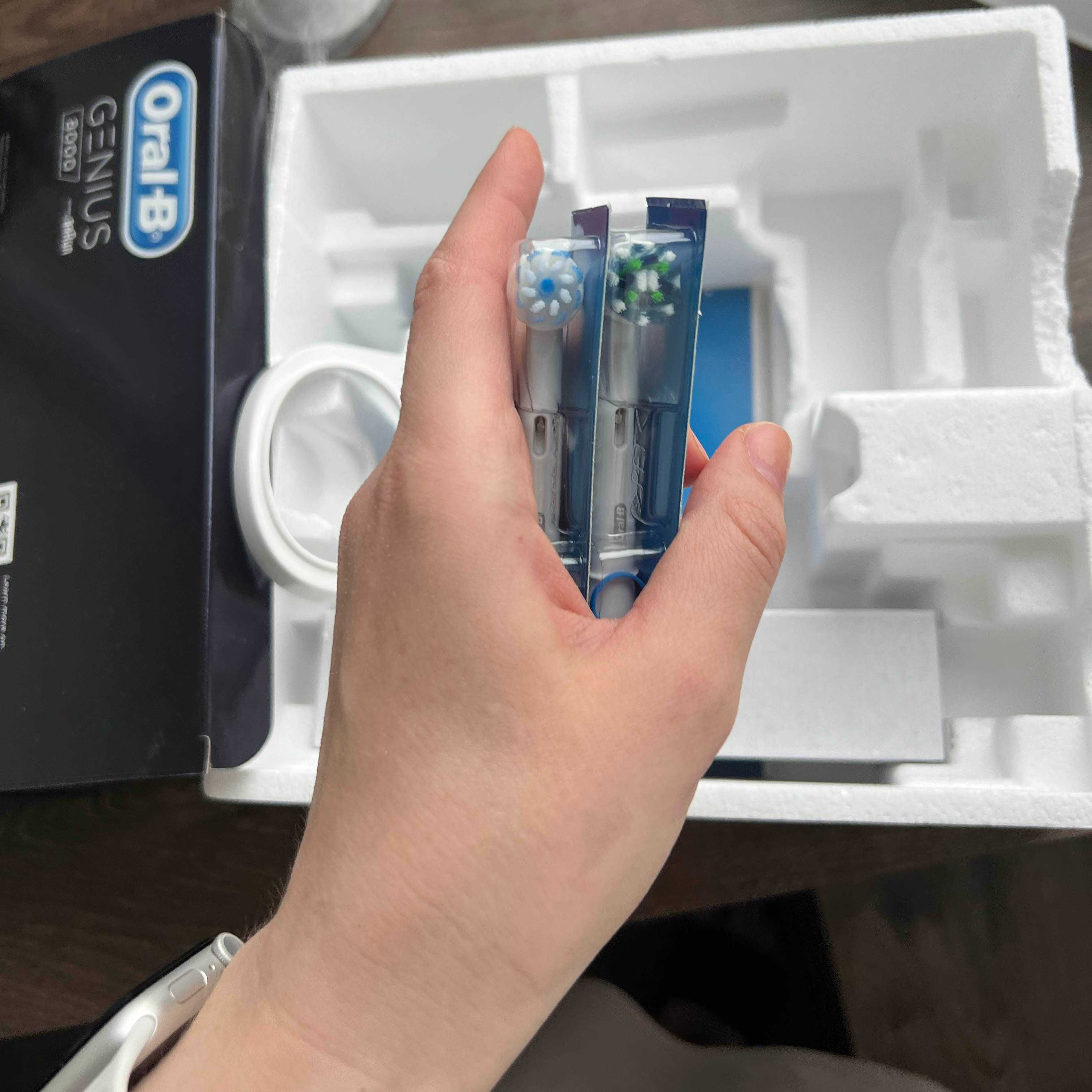 Зубна щітка електрична Oral-B Genius 8000 White