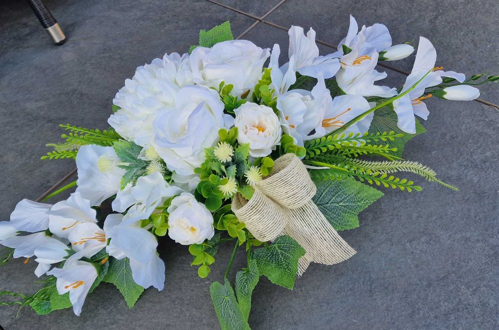 Kompozycja kwiatowa na grób cmentarz stroik ikebana Z157
