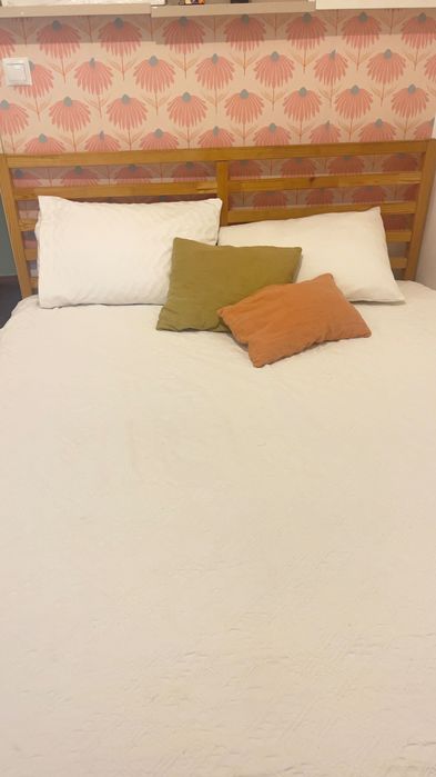 Cama casal Ikea Tarva com colchão
