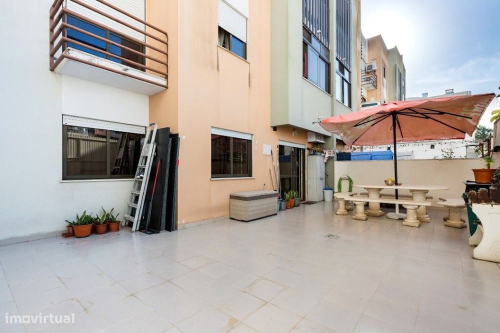 T3 com 45m2 de terraço e box na Urbanização Quinta das Índias em Vialo