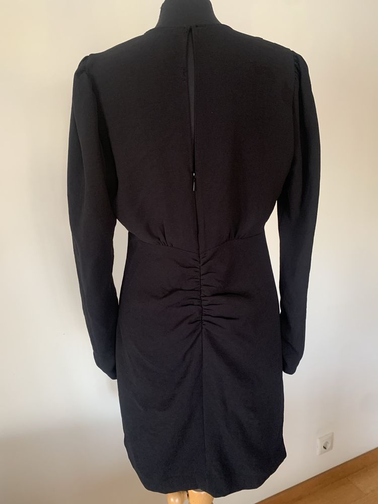 Vestido preto acima joelho