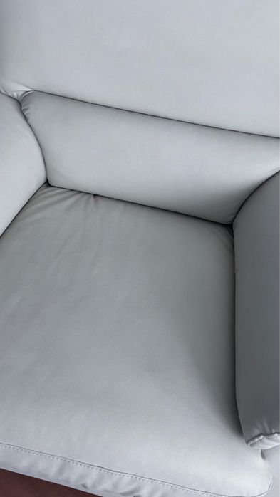 Sofás em pele como novos em bom estado!