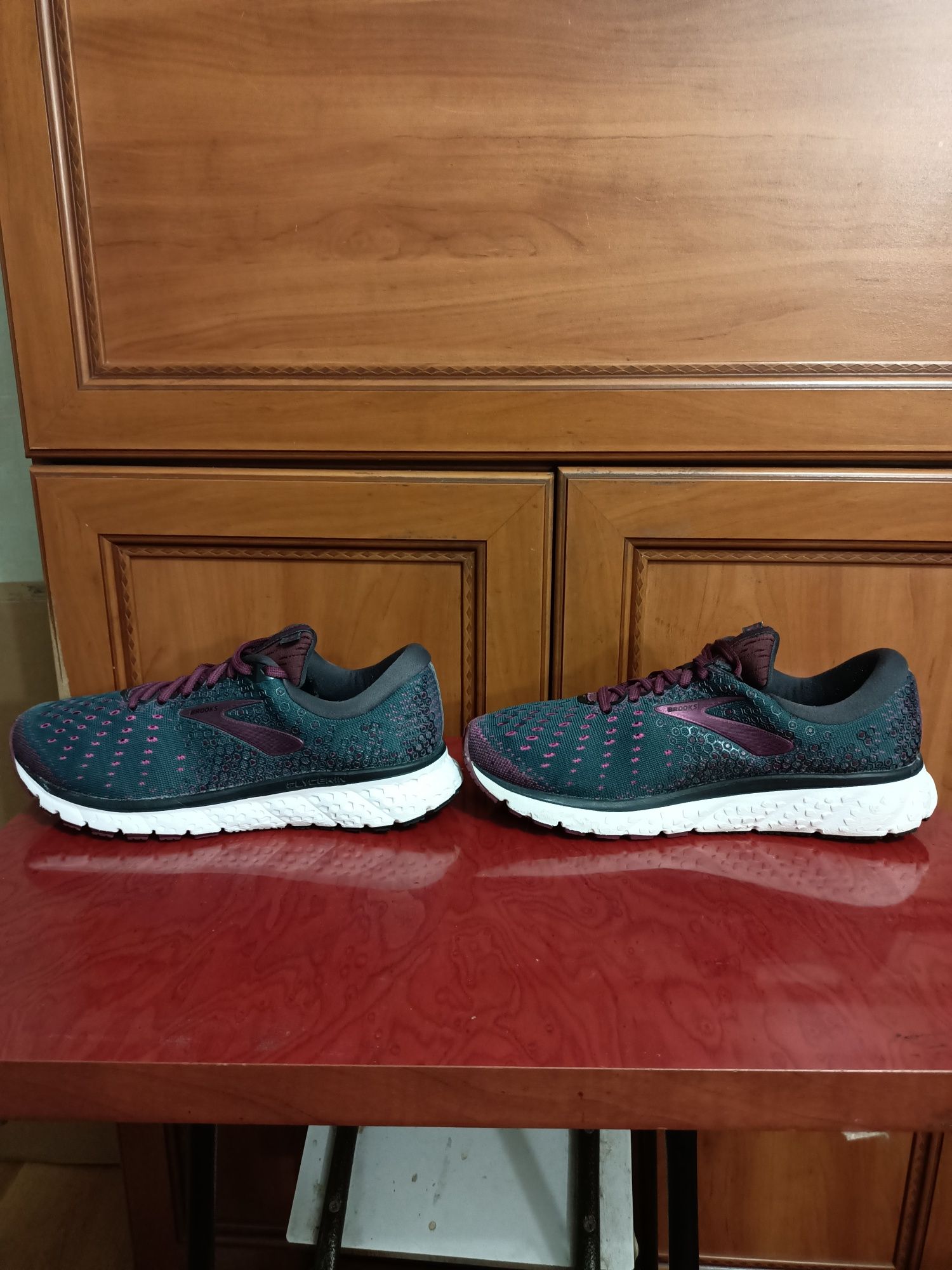 Взуття, кросівки Brooks.