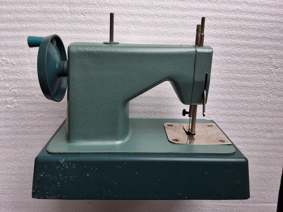 Детская швейная  машинка