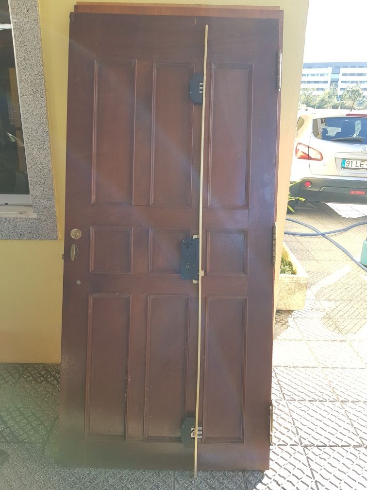 Porta de Entrada em Madeira, bastante pesada