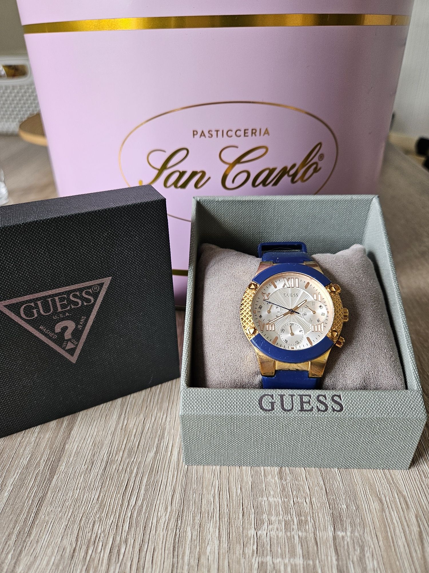 Женские часы Guess