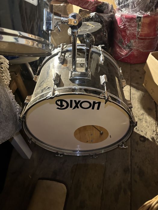 Барабани:великий. 2 томи. 2стійки для тарілок,малий,педаль