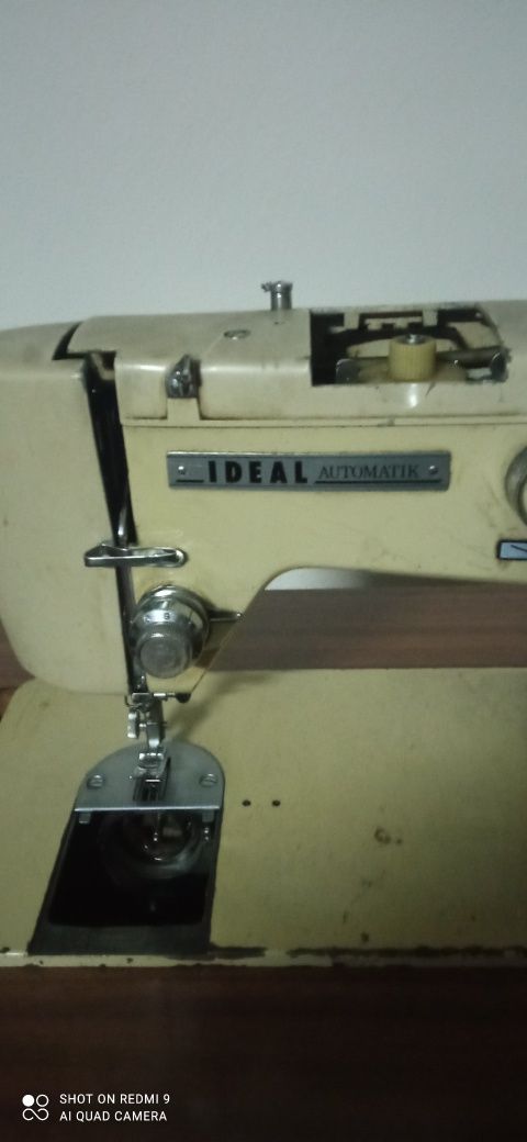 Máquina de costura antiga, com móvel