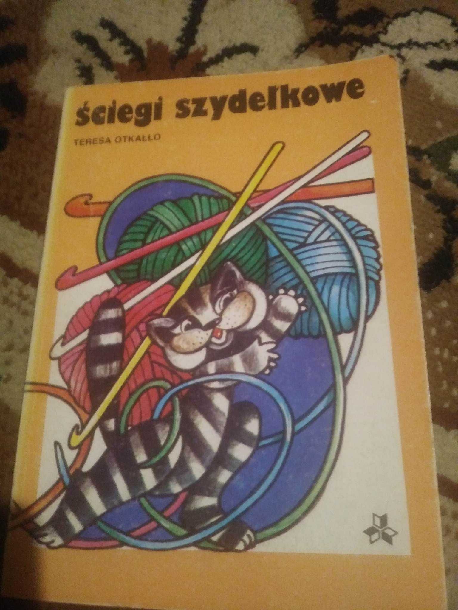 Ozdoby i zabawki z guzików ,ściegi szydełkowe , tkactwo ręczne .