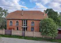 Загальна площа 341 м2, житлова (8 кімнат)151,6 м2, торг