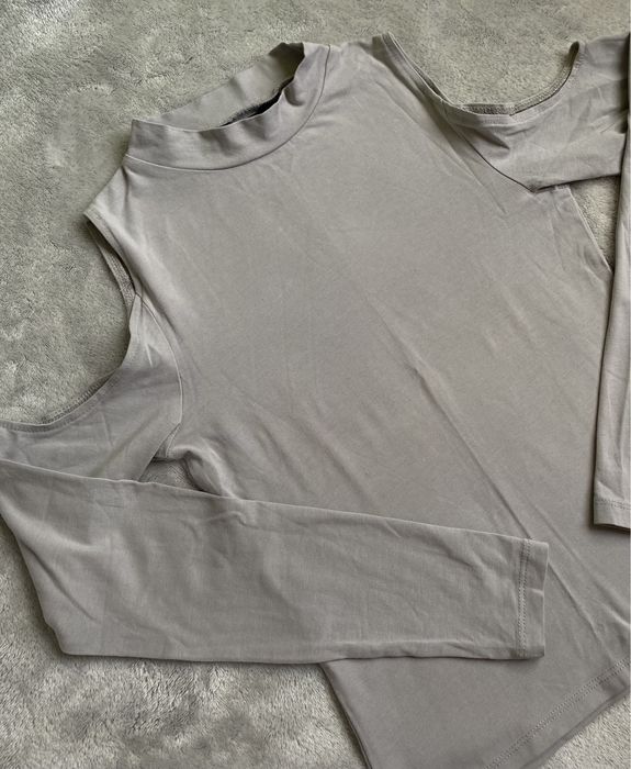 Bluzka z wyciętymi ramionami cut out