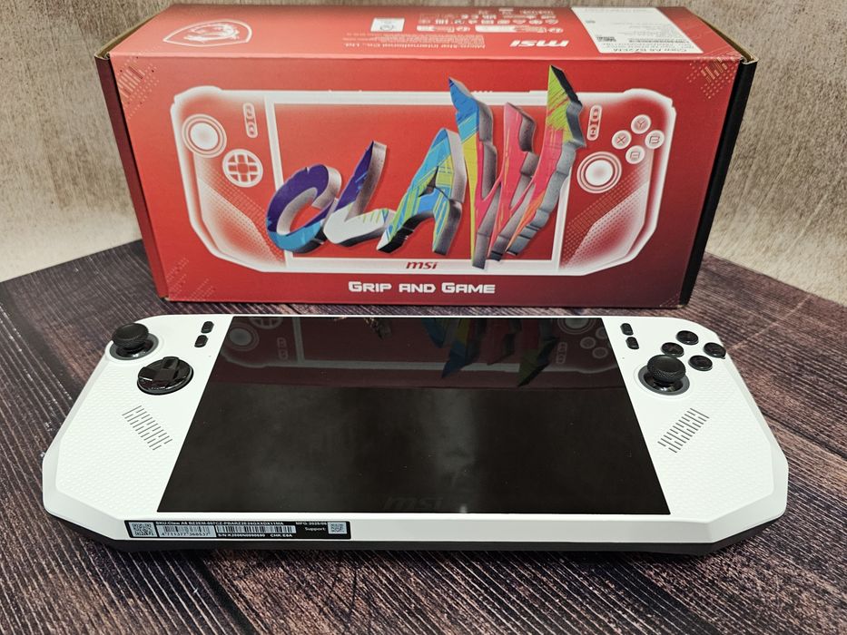 Ігрова консоль MSI Claw A8 BZ2EM (AMD Ryzen Z2 Extreme)