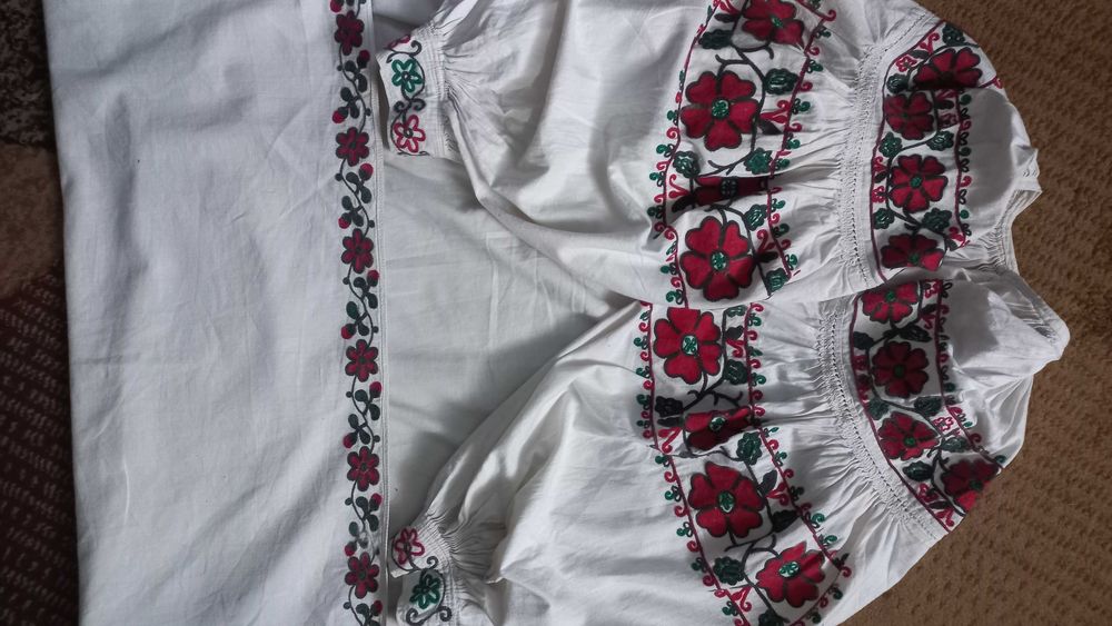 Старовинна вишиванка вишита тамбуром.