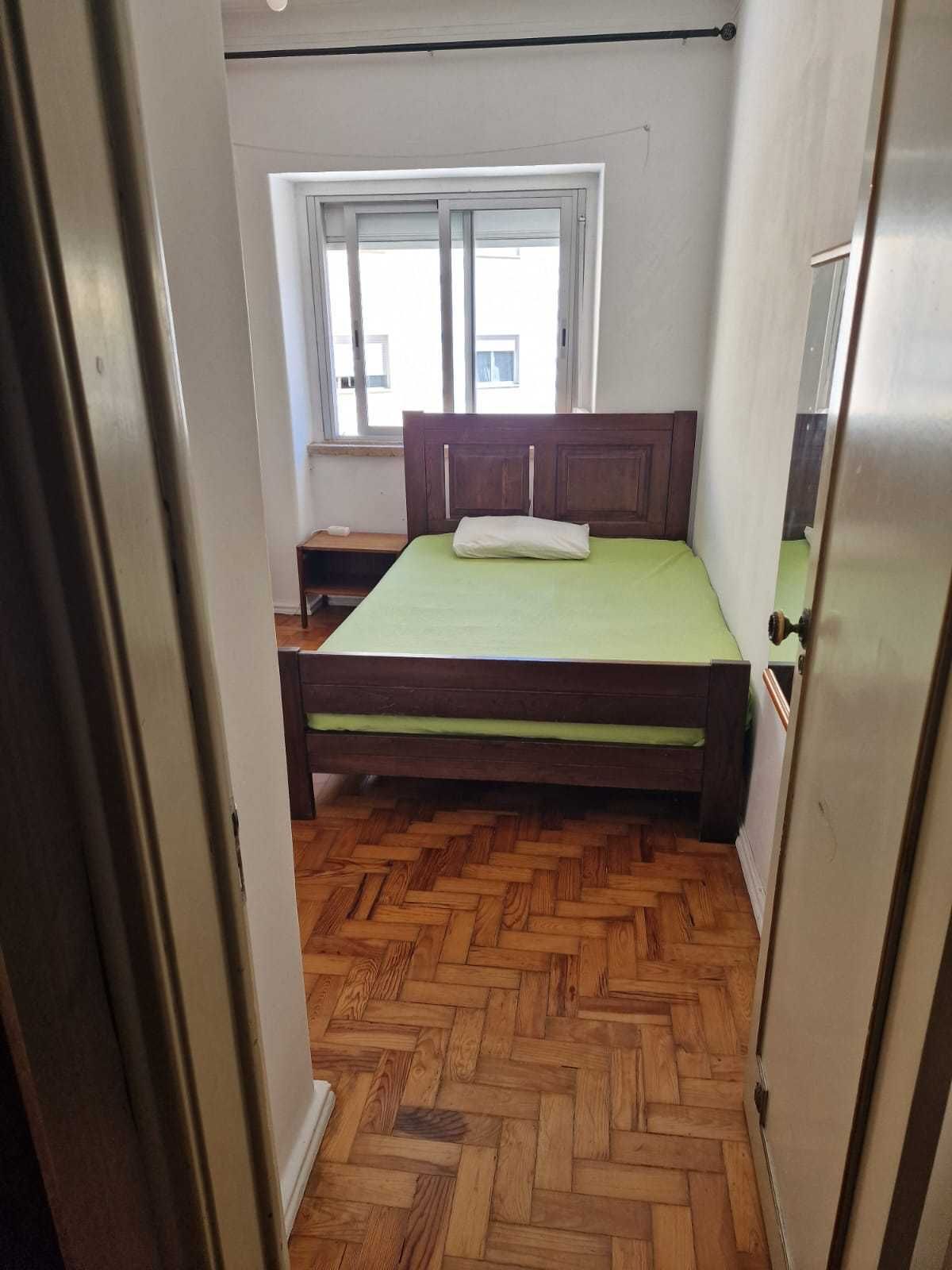 Alugo quarto para mulher entrada imediata