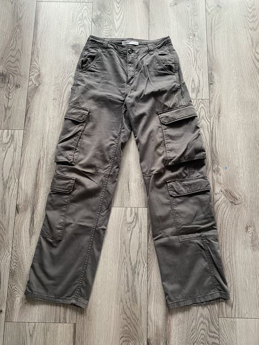 Szare spodnie cargo z szerokimi nogawkami Bershka