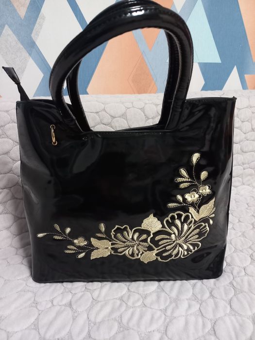 Чорна жіноча сумка .З натурального  лака.