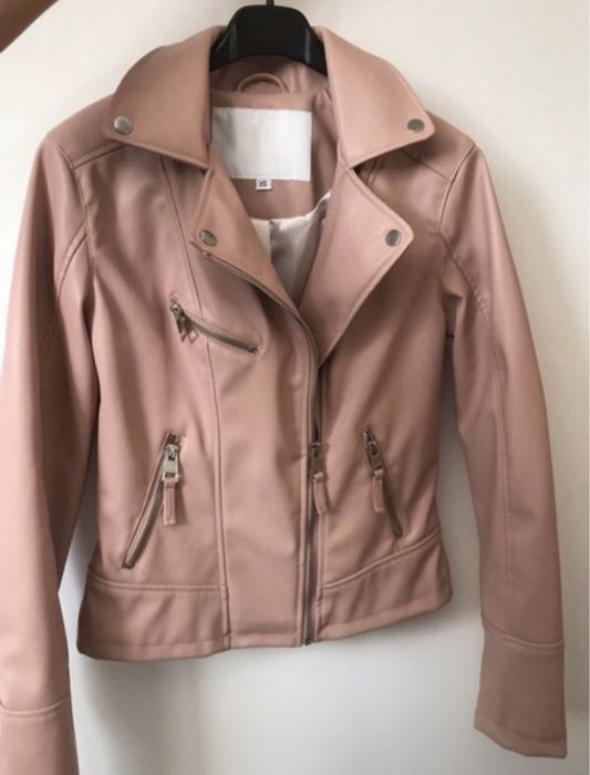 różowa kurtka skórzana