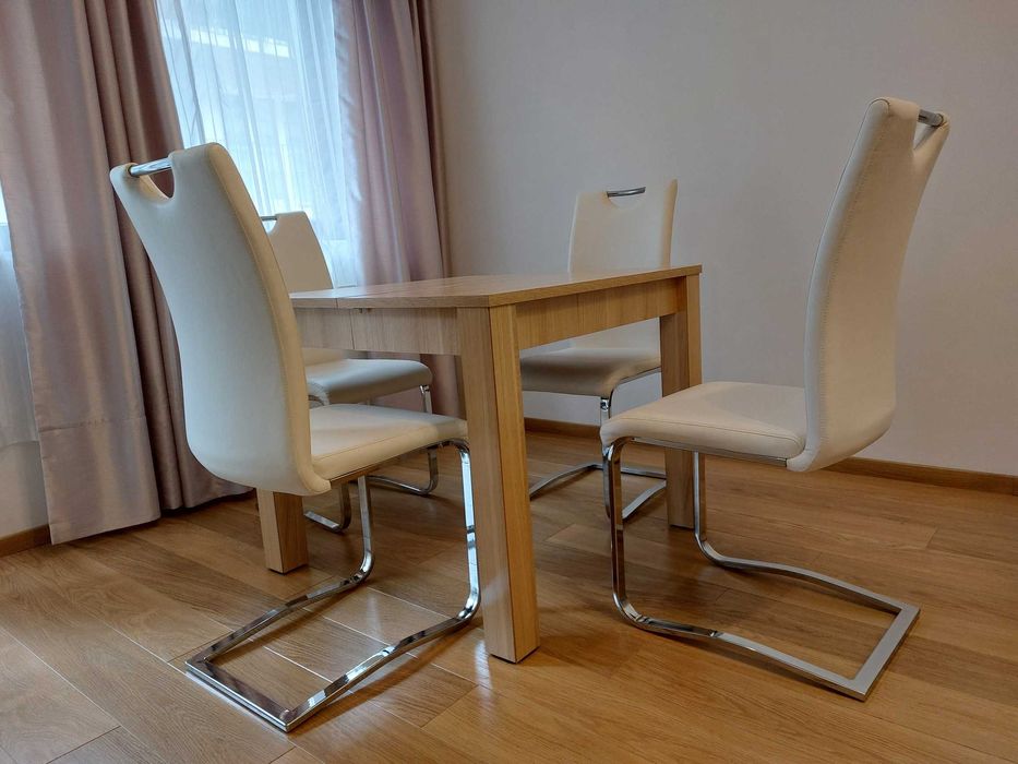 Stół rozkładany + 4 krzesła ( jasna skóra ekologiczna) nogi chromowane