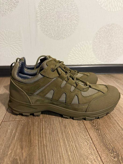 Військові кросівки