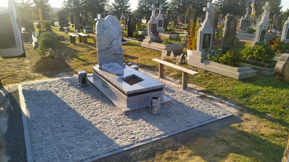 Бруківка довкола пам'ятника , гранітна бруківка , тротуарна плитка.