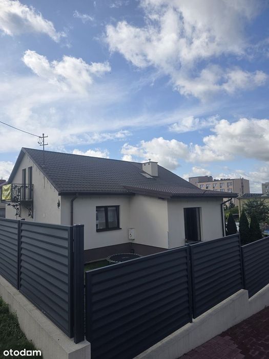 Przestronny dom z garażem w spokojnej okolicy