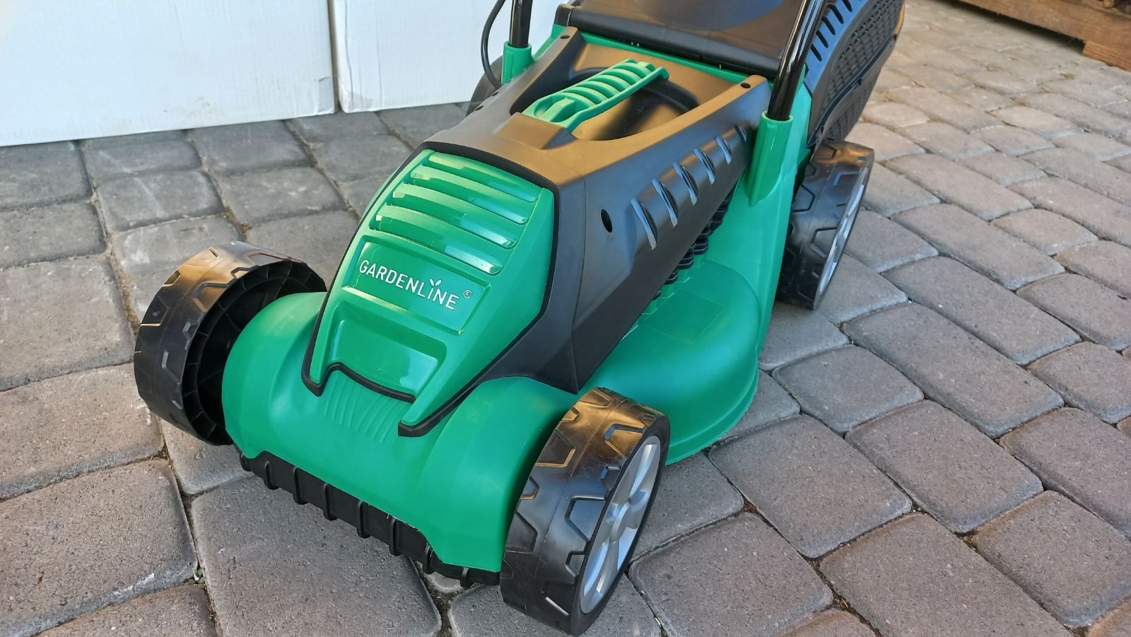 Електрична газонокосарка Gardenline 32см 1000ват