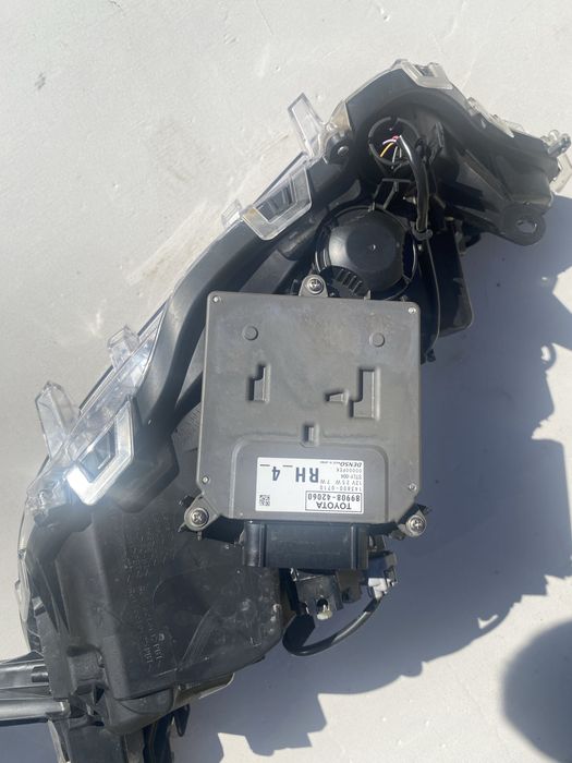 Lampa przednia Toyota Rav4 v 19 kompletna