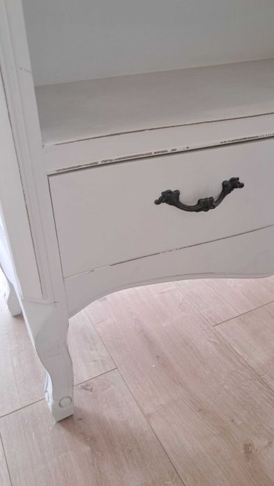 Estante de madeira lacada a branco com 2 gavetas 84c×30f×1.80a